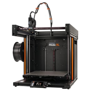 Částečně sestavená 3D tiskárna Original Prusa XL s jednou nástrojovou hlavou